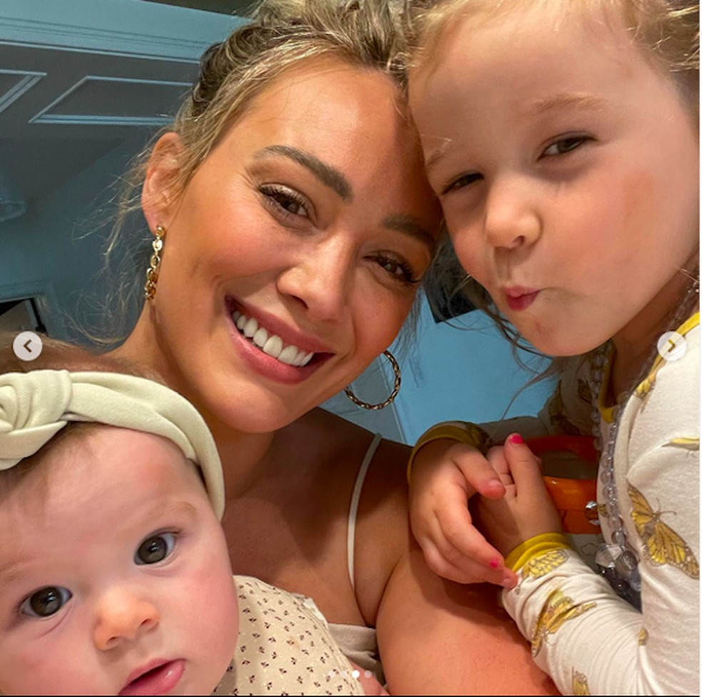 A atriz e cantora Hilary Duff com as filhas — Foto: Instagram