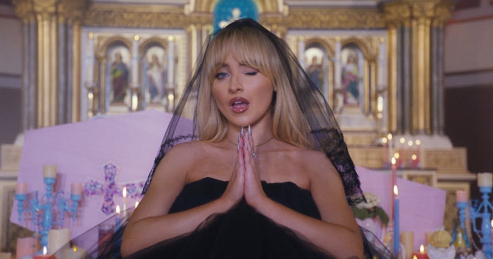 Sabrina Carpenter gera polêmica ao ajoelhar na frente de 'Guarda Real' em  show sensual na premiação mais importante da música britânica | Música |  Monet