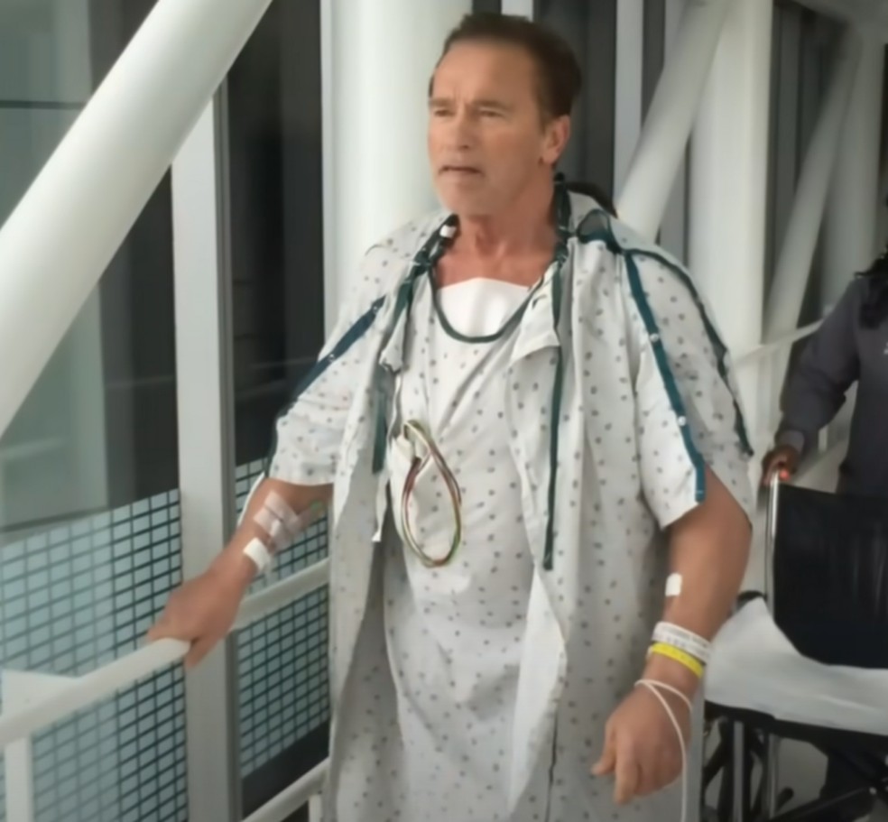 Arnold Schwarzenegger em sua recuperação no hospital — Foto: Reprodução