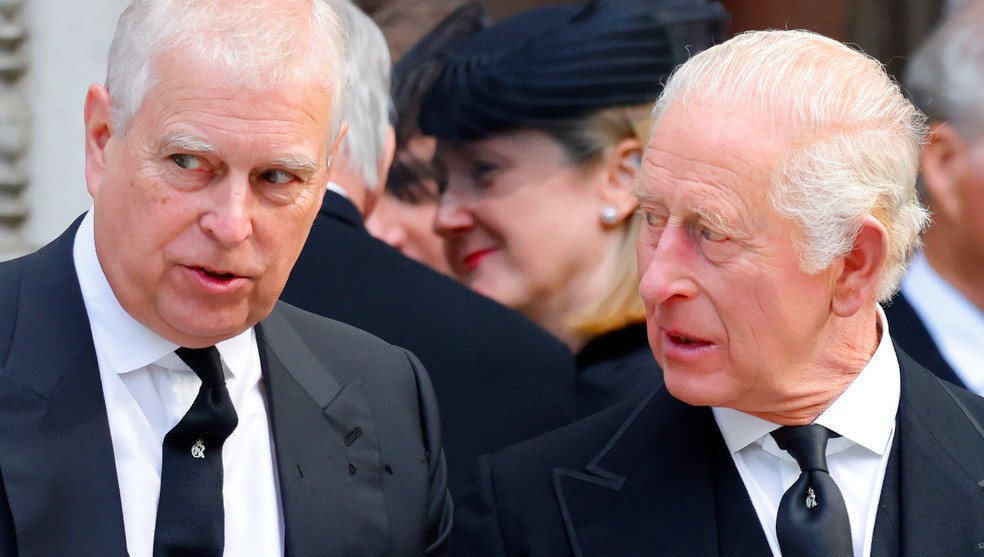Príncipe Andrew e o irmão Charles em evento funerário da Família Real em 2025 — Foto: Getty Images