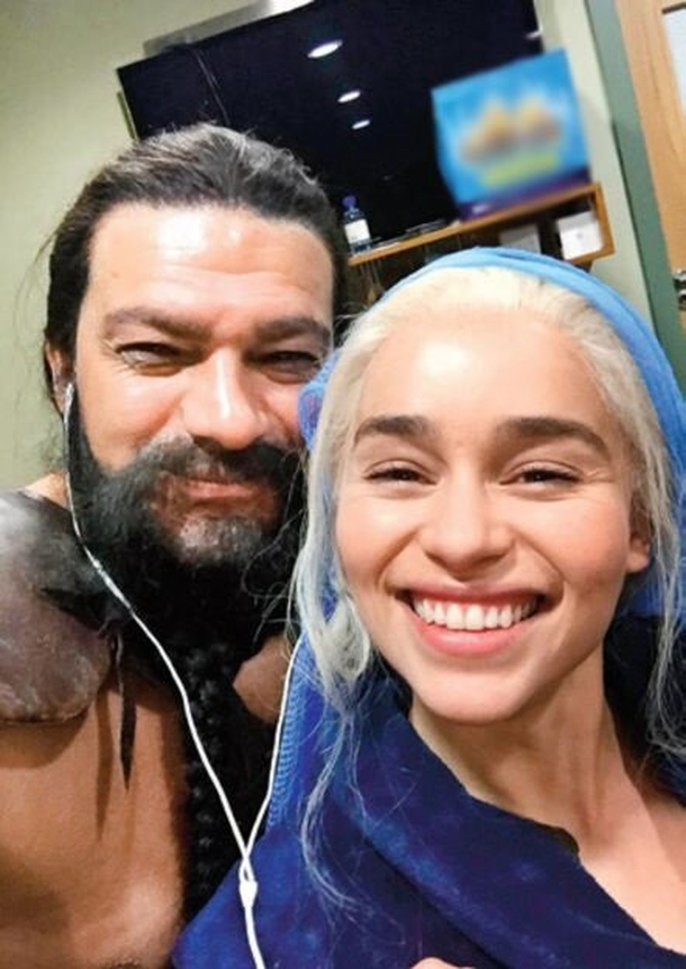 Tamer Hassan com Emilia Clarke nos bastidores de 'Game of Thrones' — Foto: reprodução/Instagram