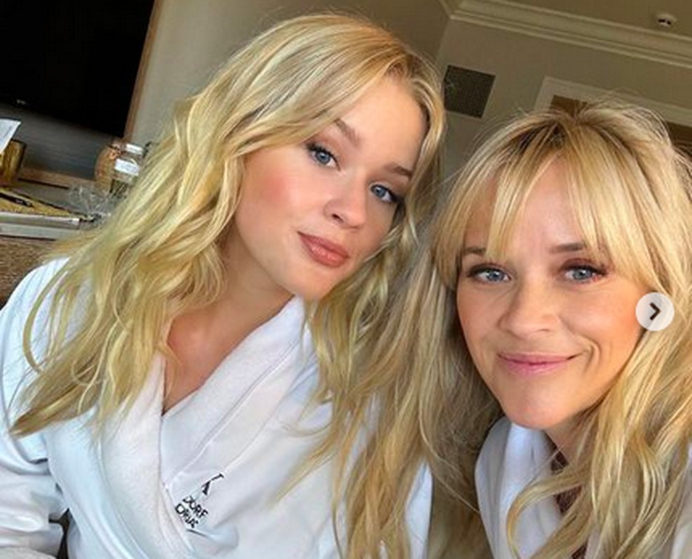 Filha evoca Reese Witherspoon com biquíni rosa de 'Legalmente Loira' em ...