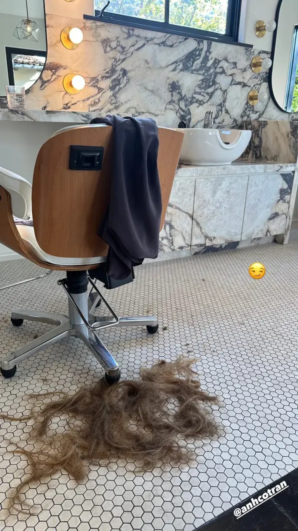 Jessica Biel mostra a quantidade de cabelo cortado — Foto: reprodução/instagram
