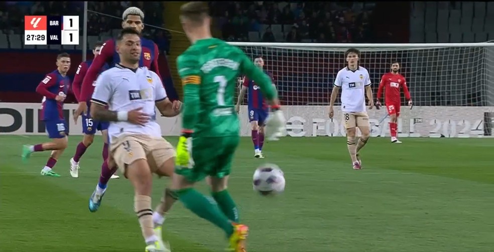 Goleiro do Barcelona tenta dar chapéu, entrega gol ridículo e vira ...