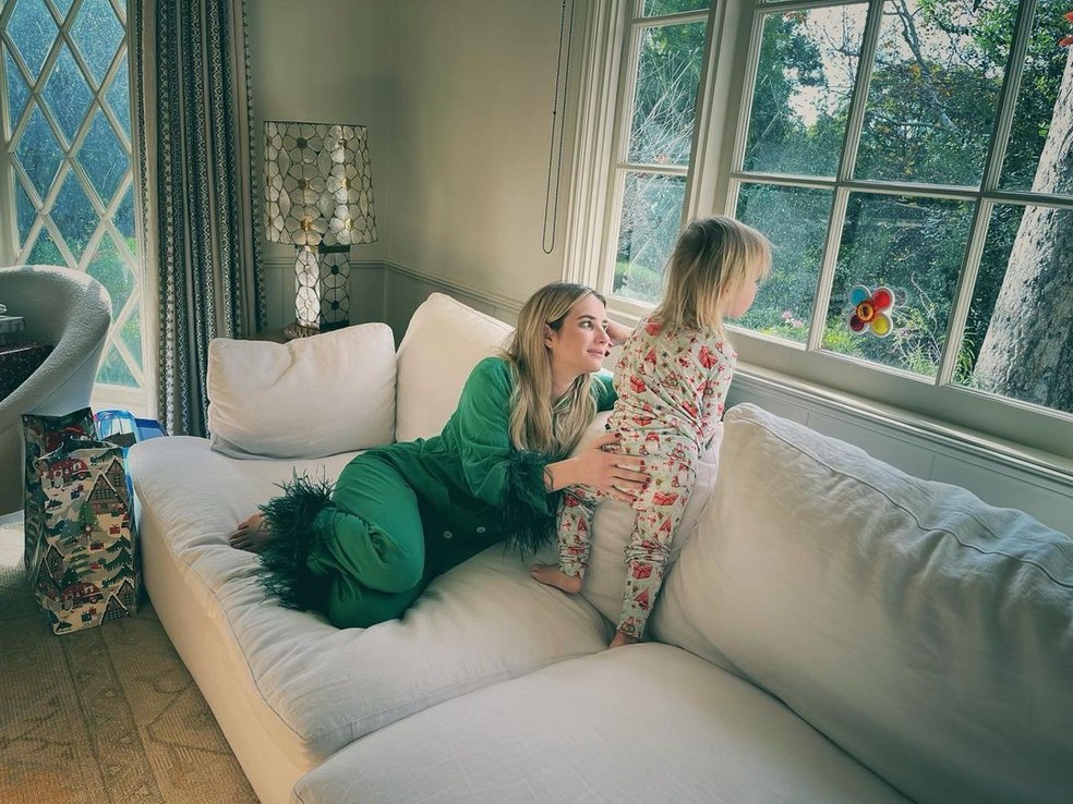 Emma Roberts com o filho, Rhodes, em uma das fotos que esconde o rosto dele — Foto: Reprodução/Instagram
