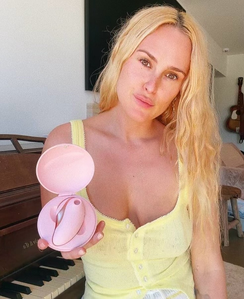 Rumer Willis, filha de Bruce Willis e Demi Moore, em publicação para divulgar brinquedo seuxal — Foto: Reprodução/Instagram