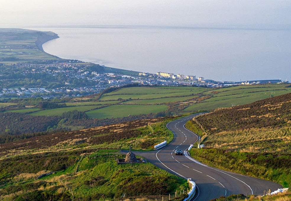 Trecho do percurso da corrida Isle of Man TT — Foto: Divulgação