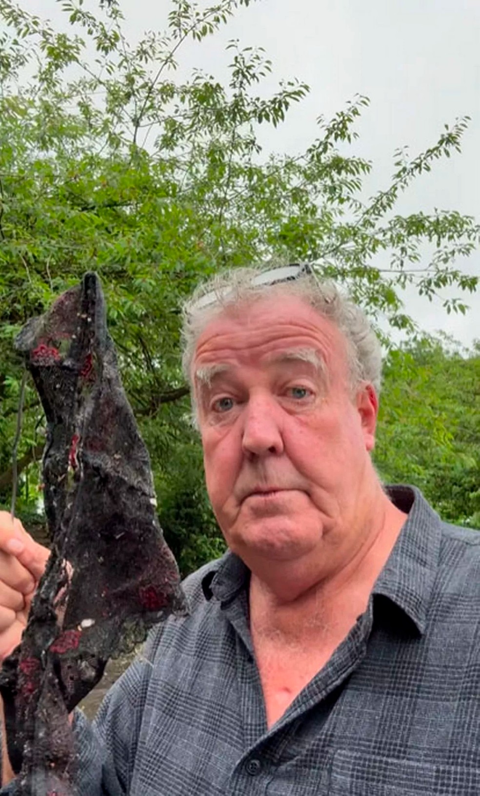 Jeremy Clarkson e o 'achado' no terreno de seu pub — Foto: reprodução/instagram