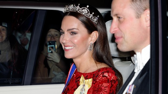 Kate Middleton usa broche com foto da rainha Elizabeth II e brincos que herdou da monarca