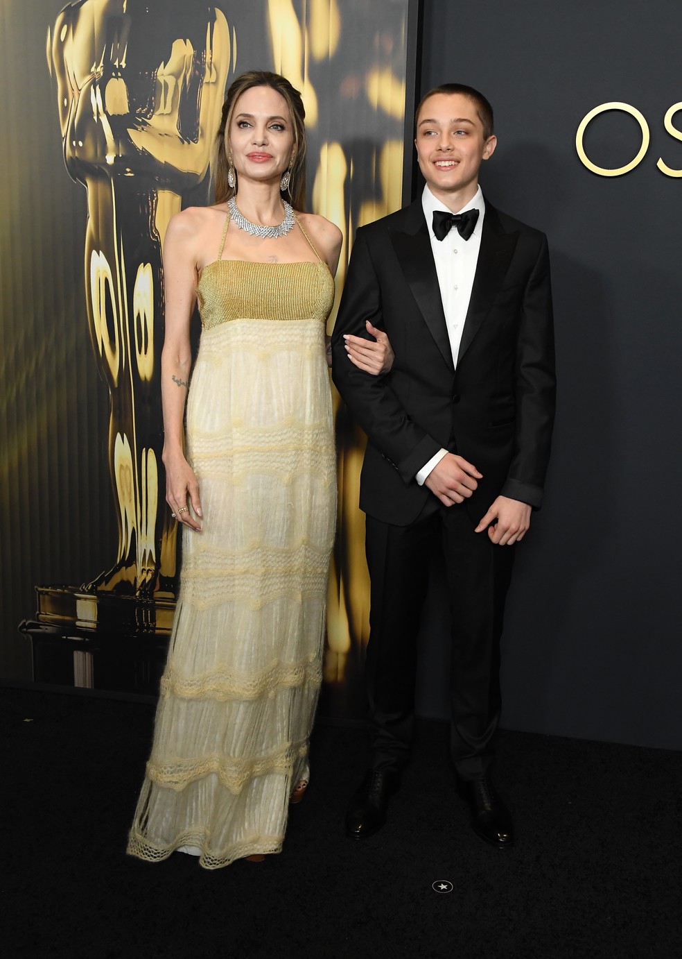 Angelina Jolie com o filho caçula,  Knox Leon Jolie-Pitt, no Governors Awards de 2024 — Foto: Getty Images