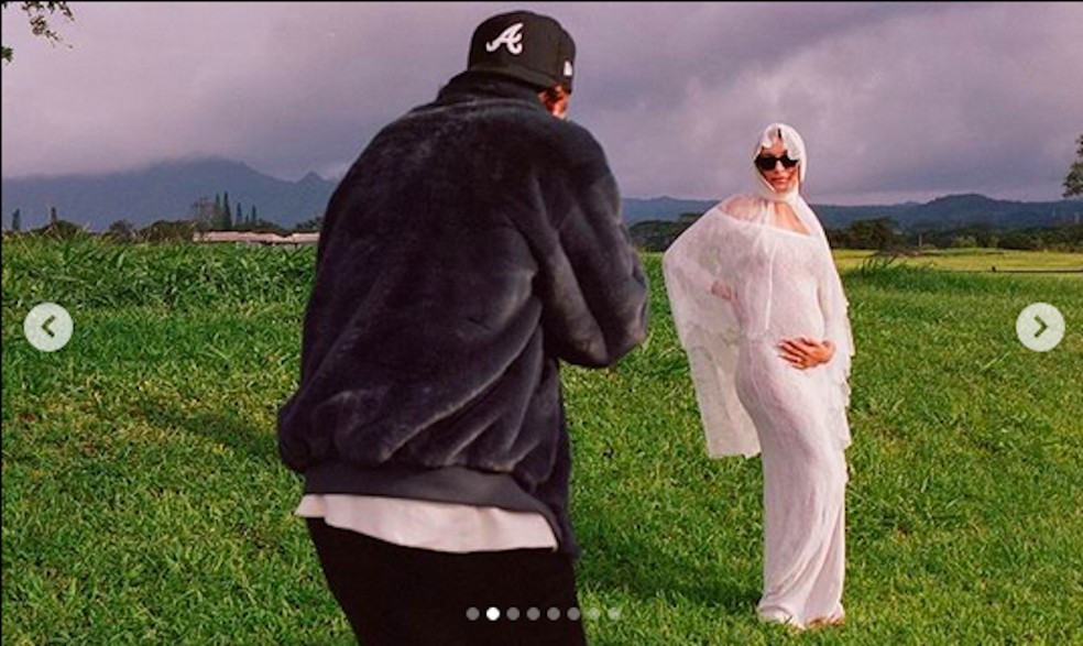 Justin Bieber fotografando a esposa, Hailey Baldwin Bieber, no post em que revelaram a gravidez da modelo — Foto: Instagram