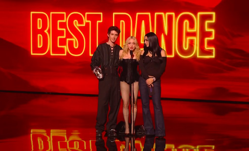 A cantora Madonna recebendo o prêmio de Melhor Música Dance no VMA 2026, em 27 de setembro de 2026 — Foto: Reprodução