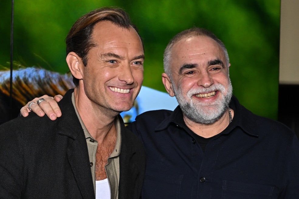 Jude Law e Karim Aïnouz no lançamento de Firebrand (2024) em Paris — Foto: Getty Images