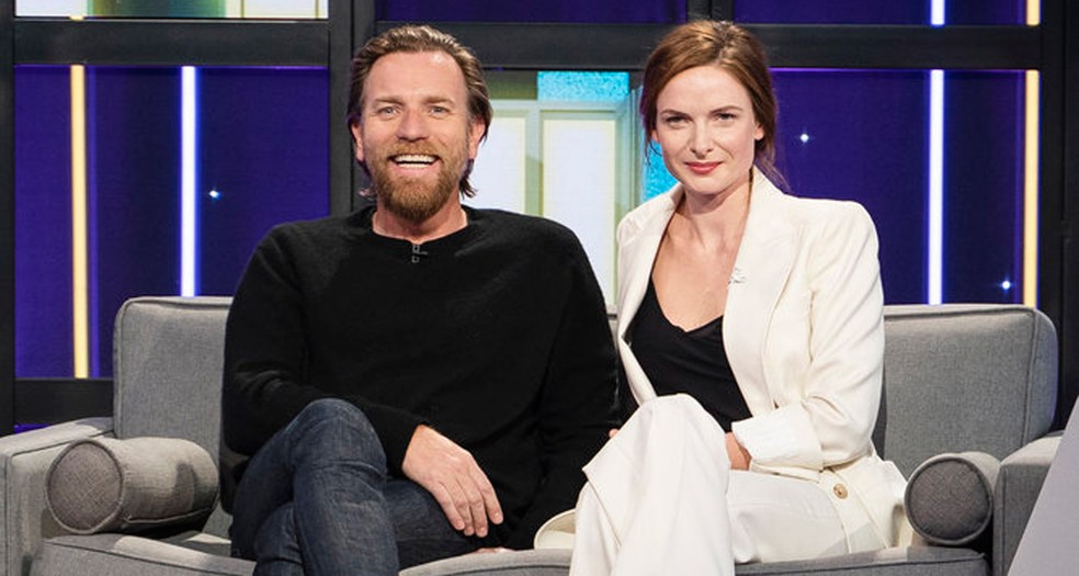 Ewan McGregor e Rebecca Ferguson no talk show noturno 'A Little Late With Lilly Singh'. — Foto: Reprodução | JustJared
