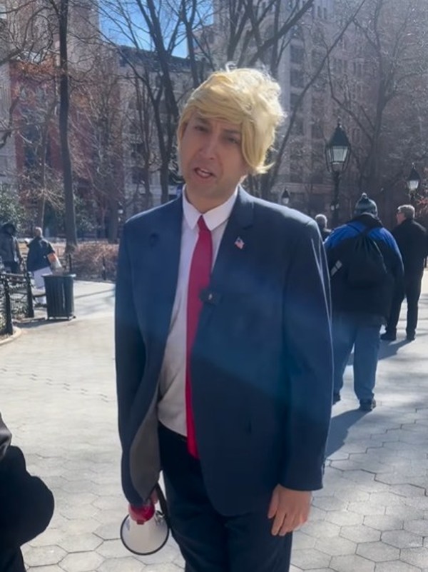 Imitador de Trump diz que esposa de Alec Baldwin o perseguiu pelas ruas ...