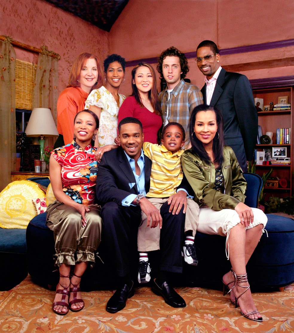 Duane Martin (sentado, ao centro) com o elenco da série 'Elas e Eu' — Foto: divulgação