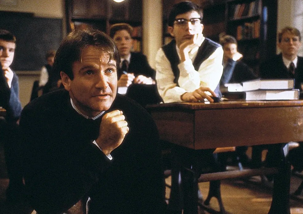 Robin Williams em cena de Sociedade dos Poetas Mortos (1989) — Foto: Reprodução
