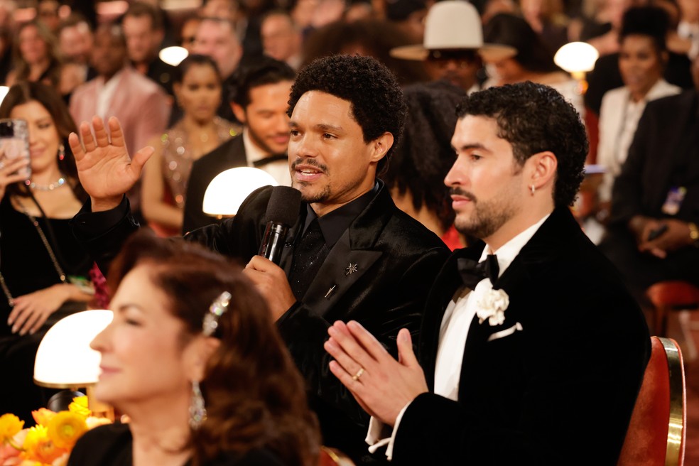 Trevor Noah ao lado de Bad Bunny no Grammy 2026 — Foto: Getty