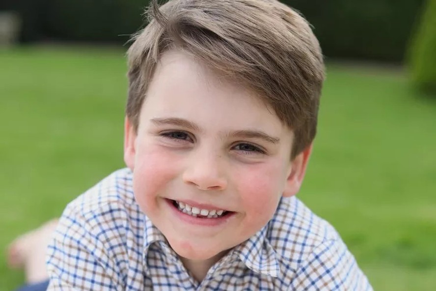 Príncipe Louis em foto para celebrar seu sexto aniversário