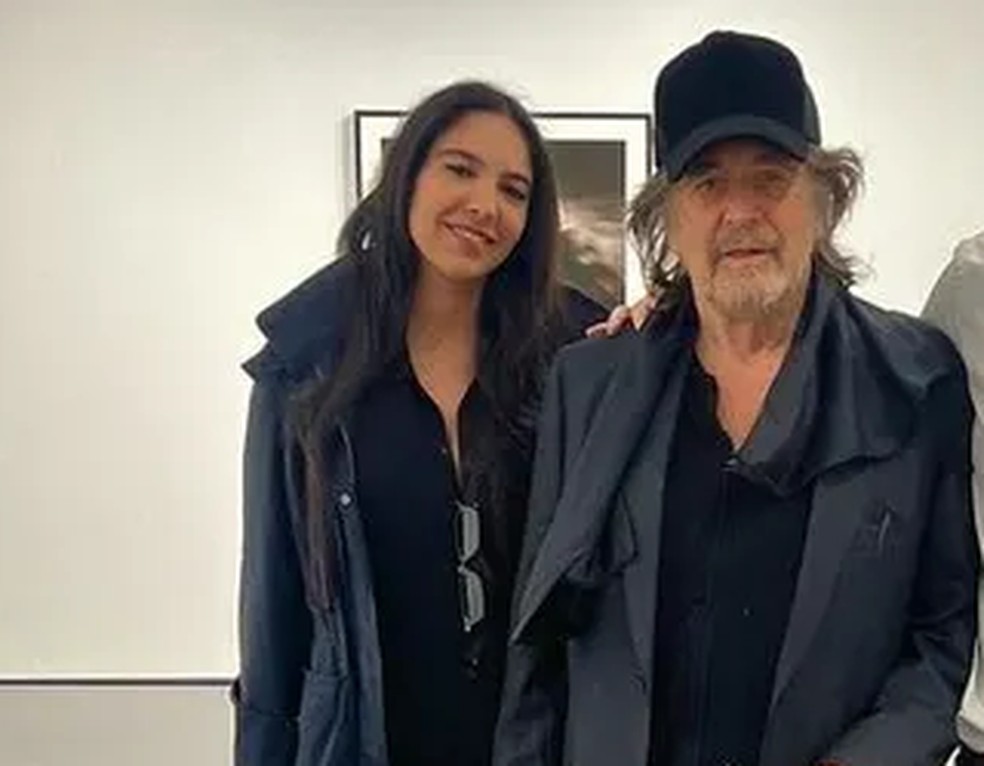 Al Pacino (centro) e Noor Alfallah (esquerda) confirmaram seu namoro em abril de 2022 — Foto: Instagram