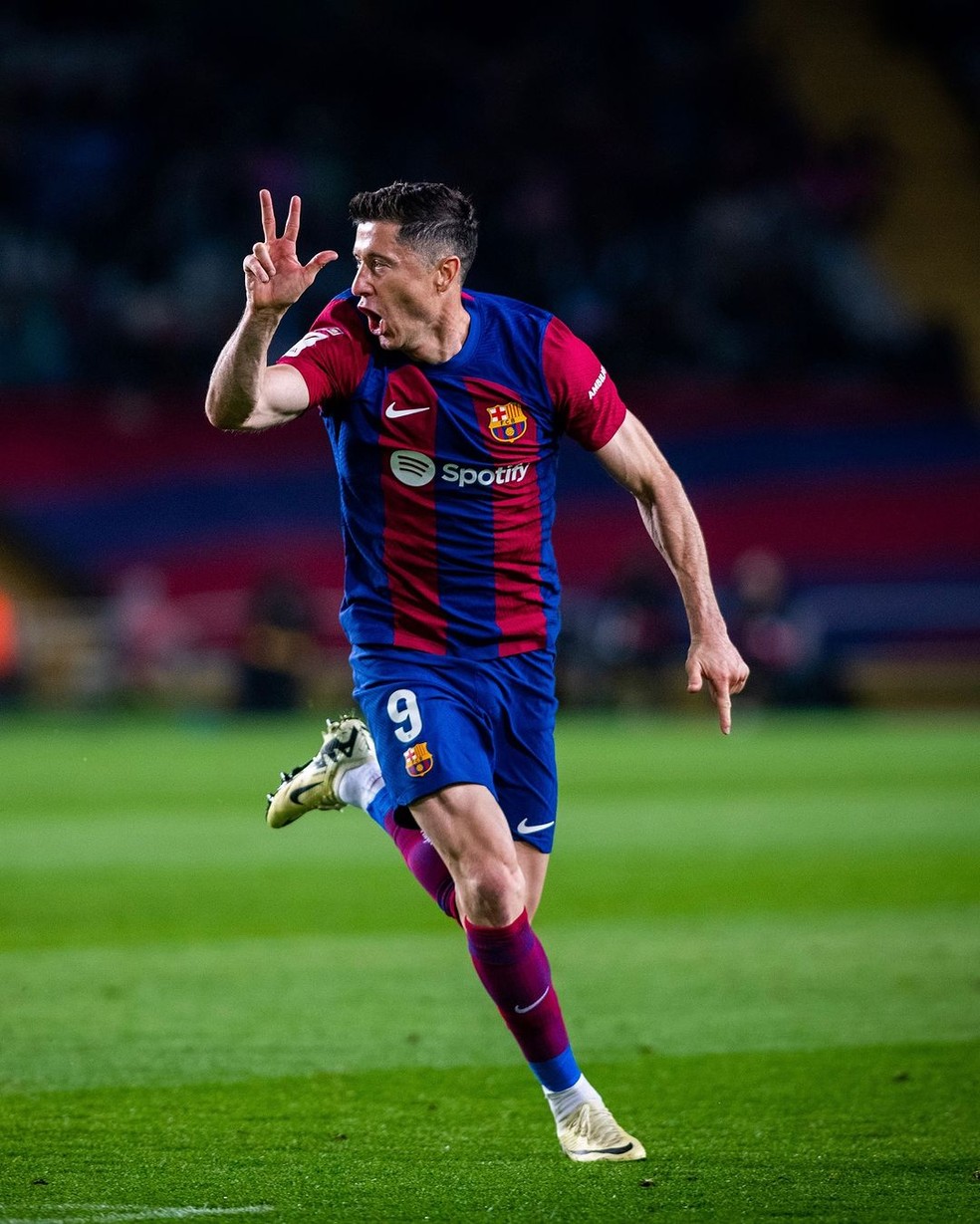 Goleiro do Barcelona tenta dar chapéu, entrega gol ridículo e vira ...