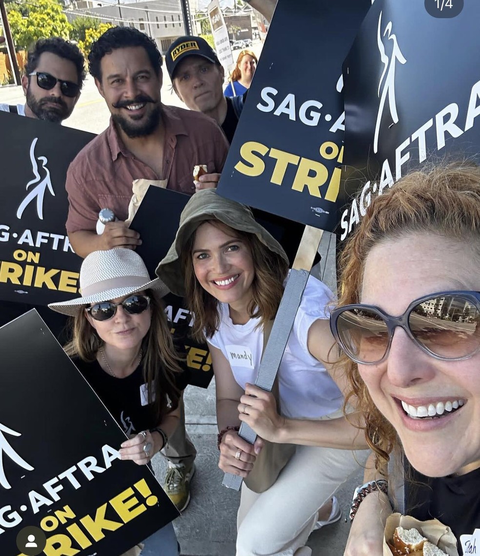 Mandy Moore com amigos durante protesto da greve dos atores de Hollywood — Foto: Instagram