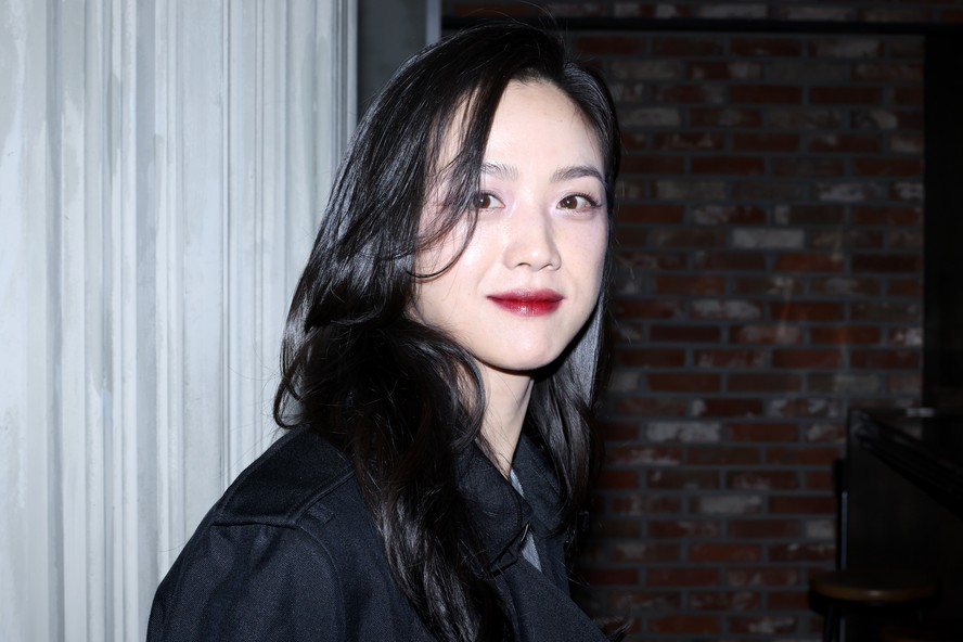 A atriz Tang Wei em red carpet de festival de cinema na Coréia do Sul em abril de 2025