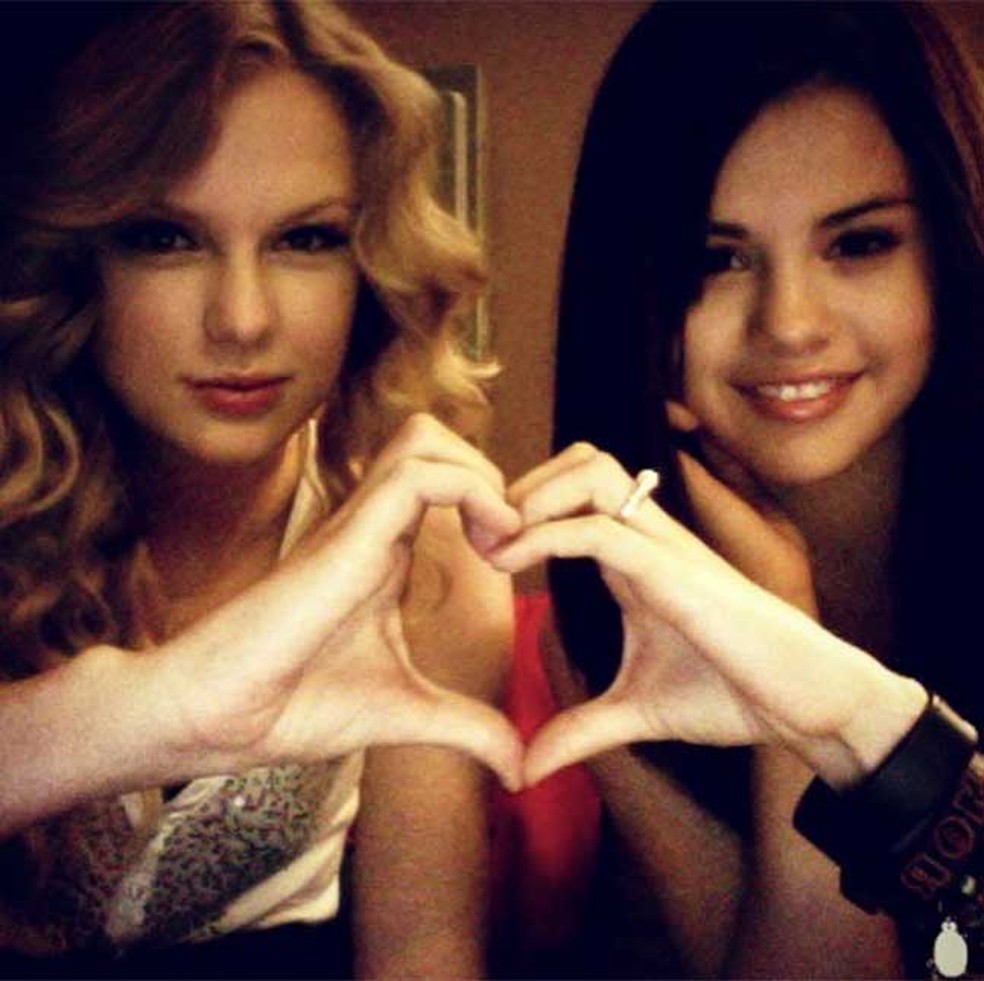 Taylor Swift e Selena Gomez quando se conheceram m 2008 — Foto: Reprodução