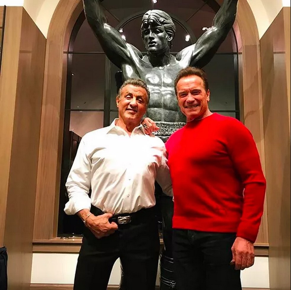 Uma foto da visita de Arnold Schwarzenegger à casa do amigo Sylvester Stallone no Natal de 2017 — Foto: Instagram