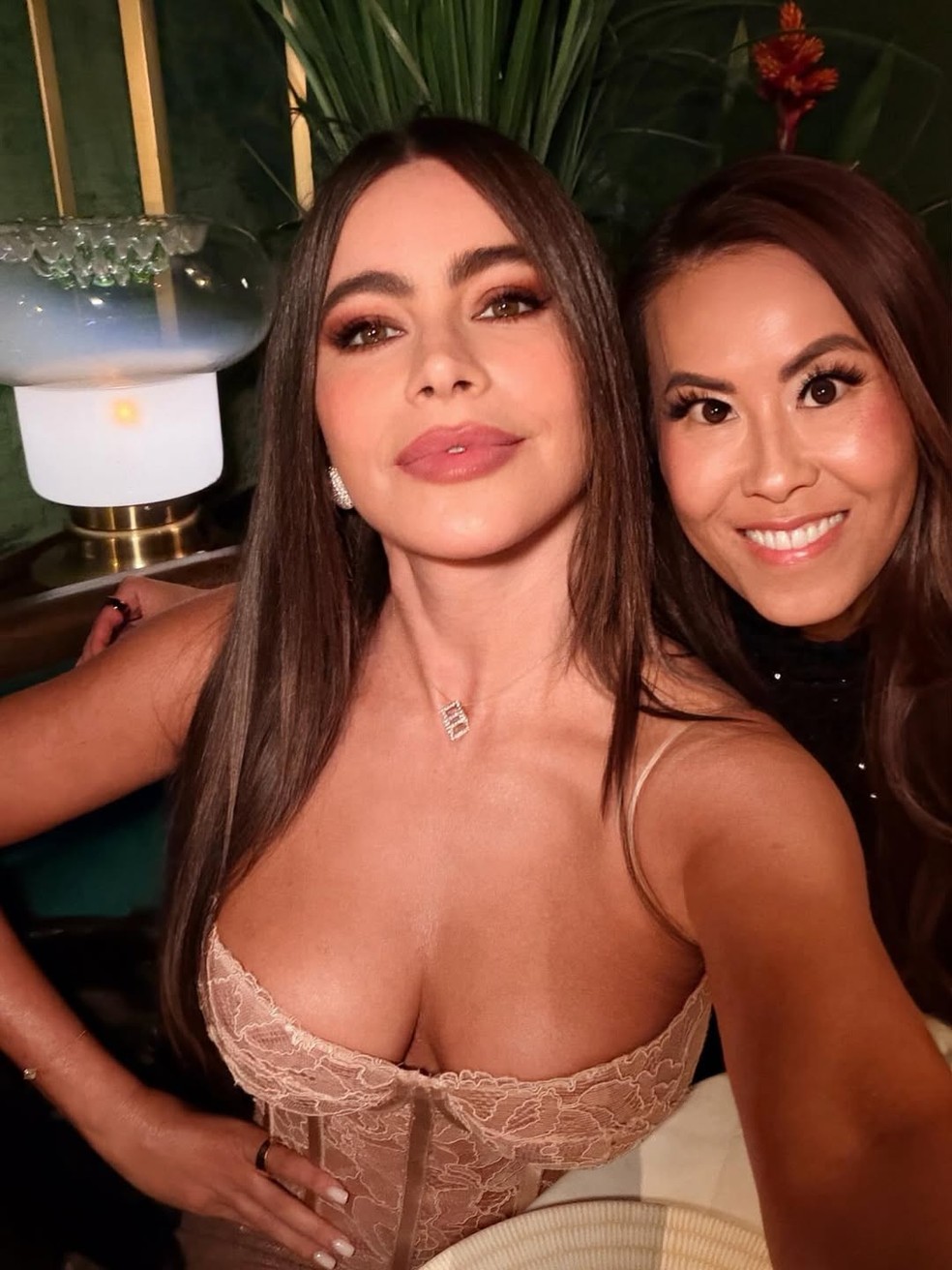 Sofía Vergara e amiga em Londres — Foto: Instagram