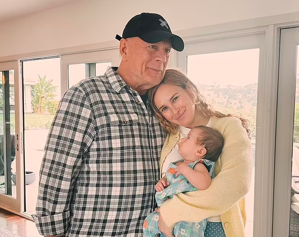 O ator Bruce Willis com a filha mais velha, Rumer, e a netinha, Louetta Isley — Foto: Instagram