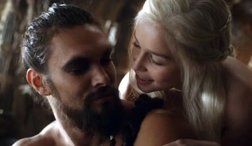 Por que Emilia Clarke 'agradeceu' chefões por cena de sexo em 'Game of