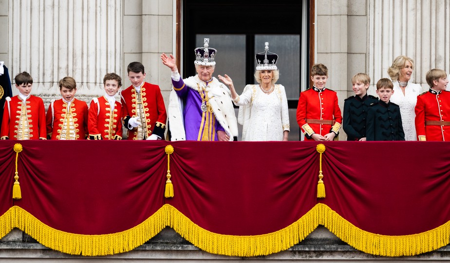 Rei Charles III, Rainha Camilla e parte de seus netos acenam da sacada após coroação