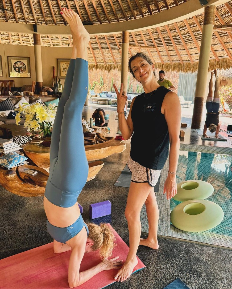 A atriz Heather Graham com instrutora de yoga — Foto: reprodução/instagram