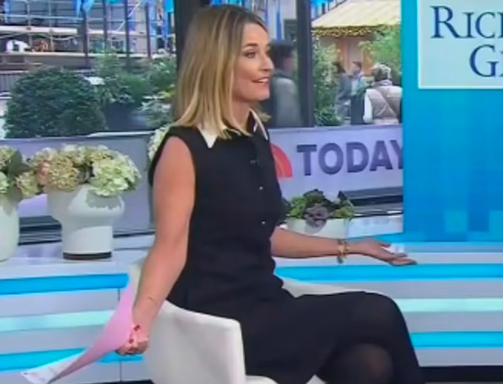 A apresentadora Savannah Guthrie constrangida após o gesto de Richard Gere — Foto: Reprodução