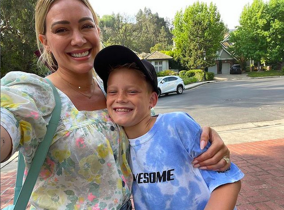 A atriz e cantora Hilary Duff com o filho — Foto: Instagram
