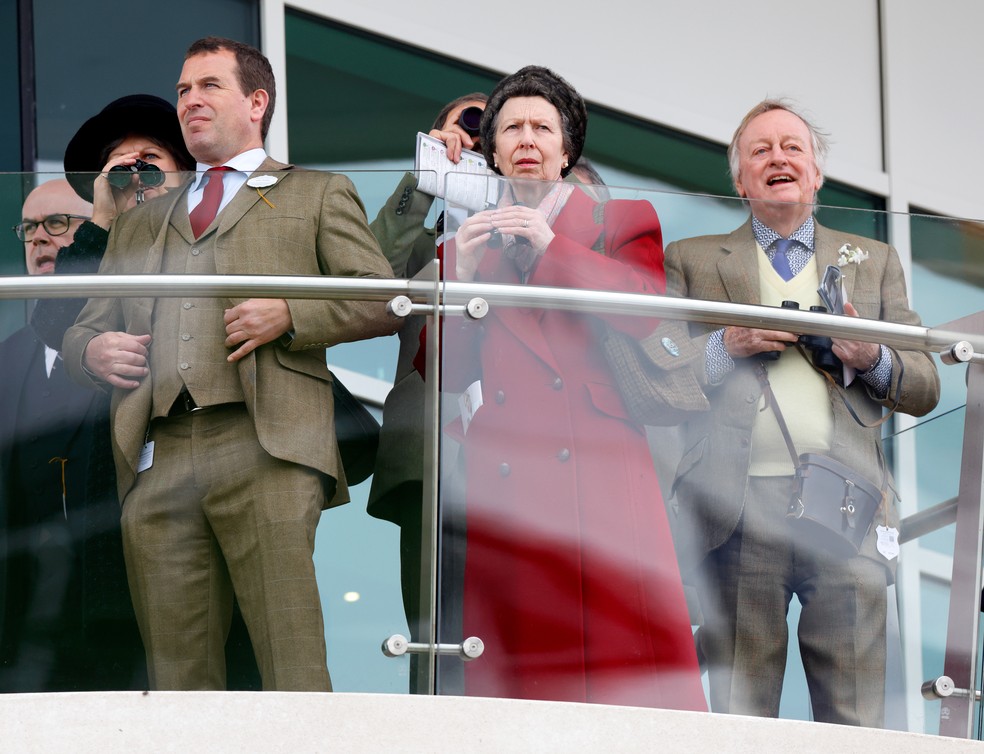 A Princesa Anne com o filho, Peter Philips, e o ex-marido da Rainha Consorte Camila, Andrew Parker Bowles, em foto de março de 2024 — Foto: Getty Images