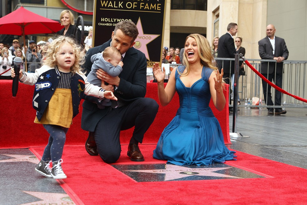 Ryan Reynolds e Blake Lively com duas das filhas em evento na Calçada da Fama de Hollywood há alguns anos — Foto: Getty Images