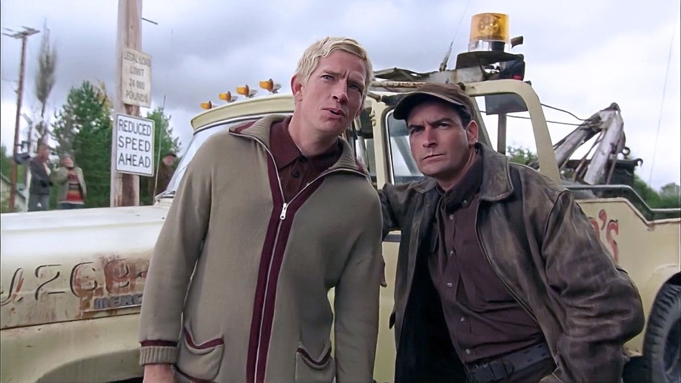 Thomas Haden Church e Charlie Sheen em cena de 'Loucos por Dinheiro' (1998) — Foto: Reprodução