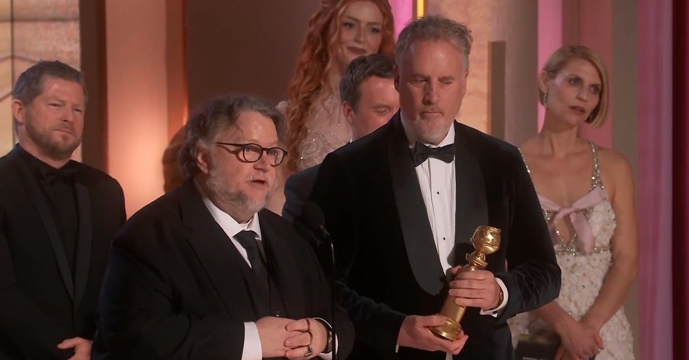 Claire Danes (no canto direito) apresentou categoria de Melhor Filme de Animação no Globo de Ouro 2023 — Foto: reprodução