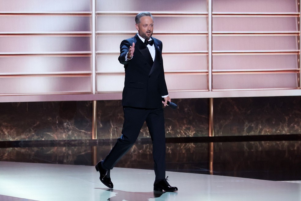 O comediante Nate Bargatze durante a apresentação do Prêmio Emmy 2025 — Foto: Getty Images