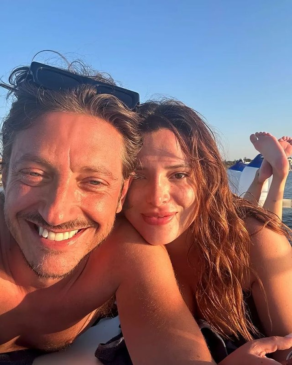 Bella Thorne curte praia ao lado do noivo, Mark Emms — Foto: Reprodução/Instagram