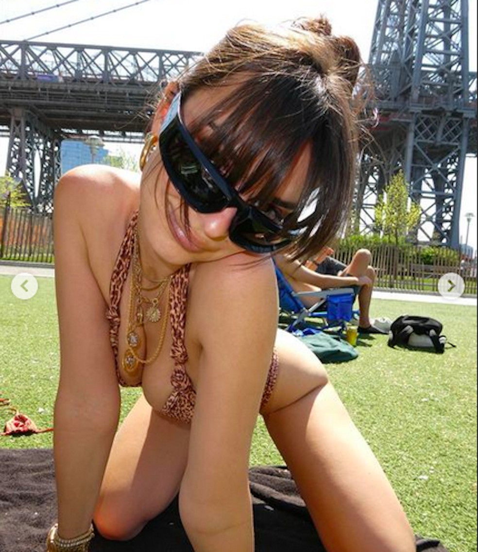 Emily Ratajkowski de biquíni em um parque  — Foto: Instagram