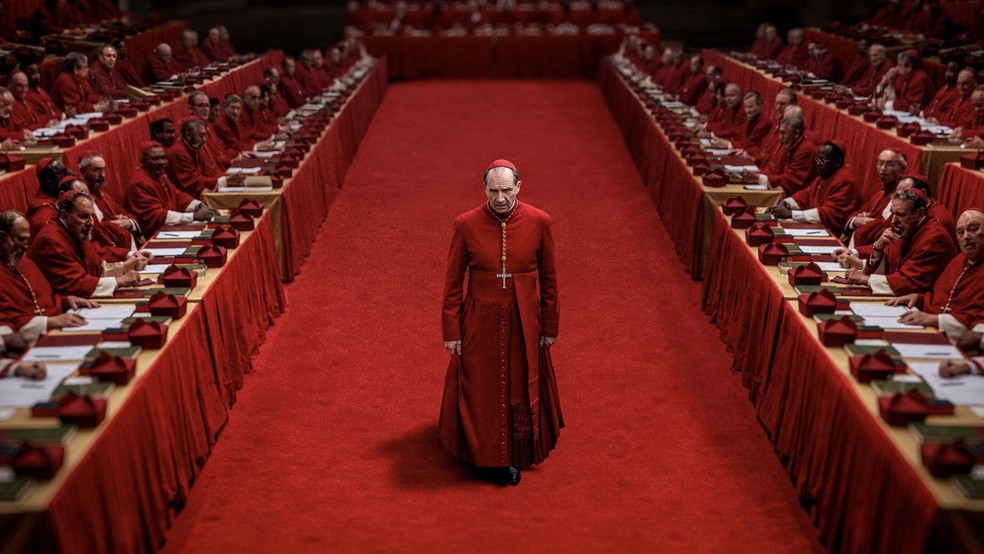 Ralph Fiennes em cena de 'Conclave' — Foto: Divulgação