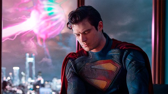 DC compartilha primeira foto de David Corenswet como Superman e roupa 'folgada' chama atenção dos fãs