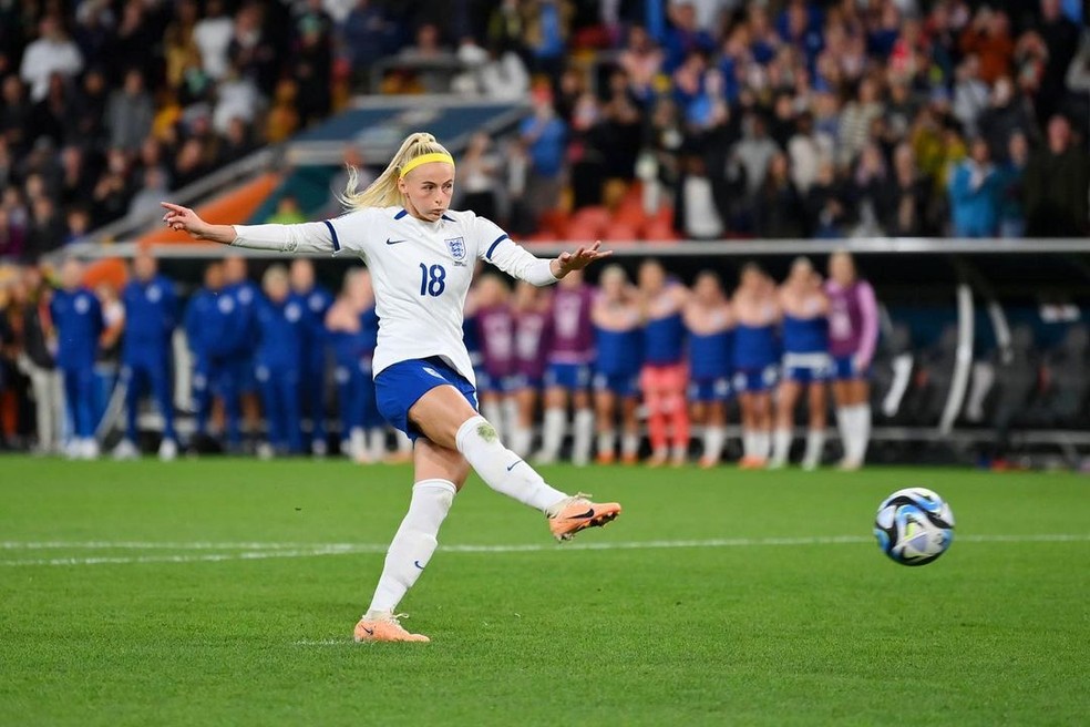 Chloe Kelly, atacante da Inglaterra, bate o pênalti decisivo contra a Nigéria — Foto: Reprodução/Instagram