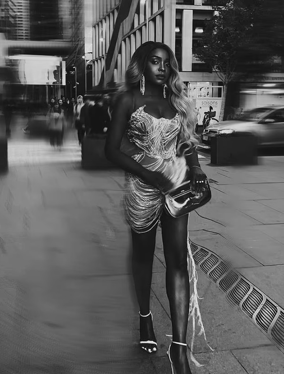 A atriz Suzan Mutesi com sua foto editada — Foto: Reprodução/Instagram