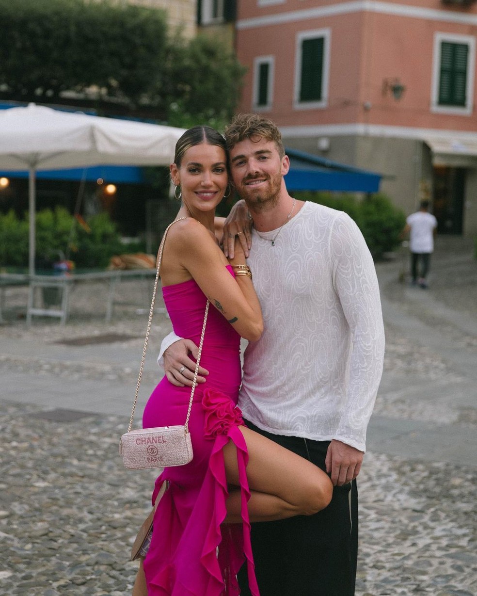 Vocalista do The Chainsmokers anuncia noivado com modelo brasileira e