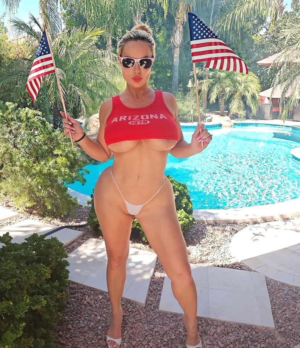 Coco Austin posa de fio dental mínimo — Foto: Reprodução/Instagram