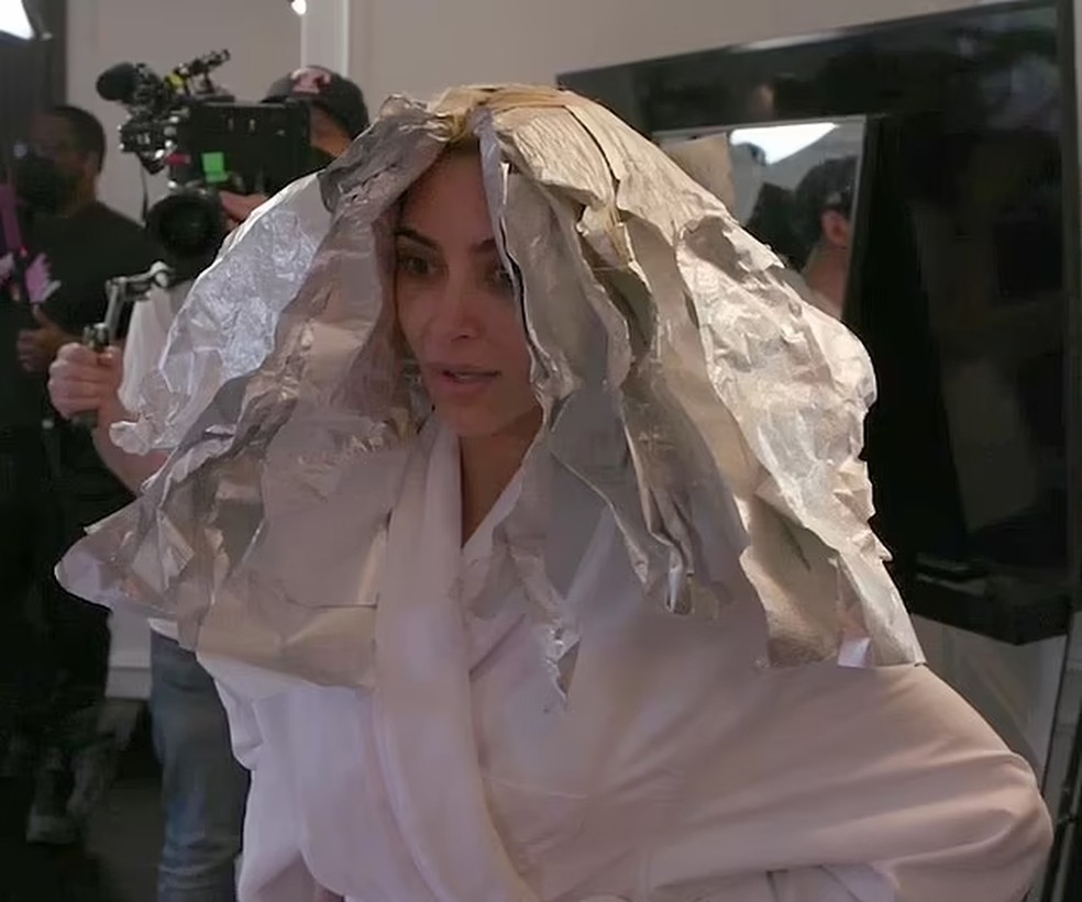 Kim Kardashian descolorindo o cabelo para o Met Gala 2022 — Foto: reprodução